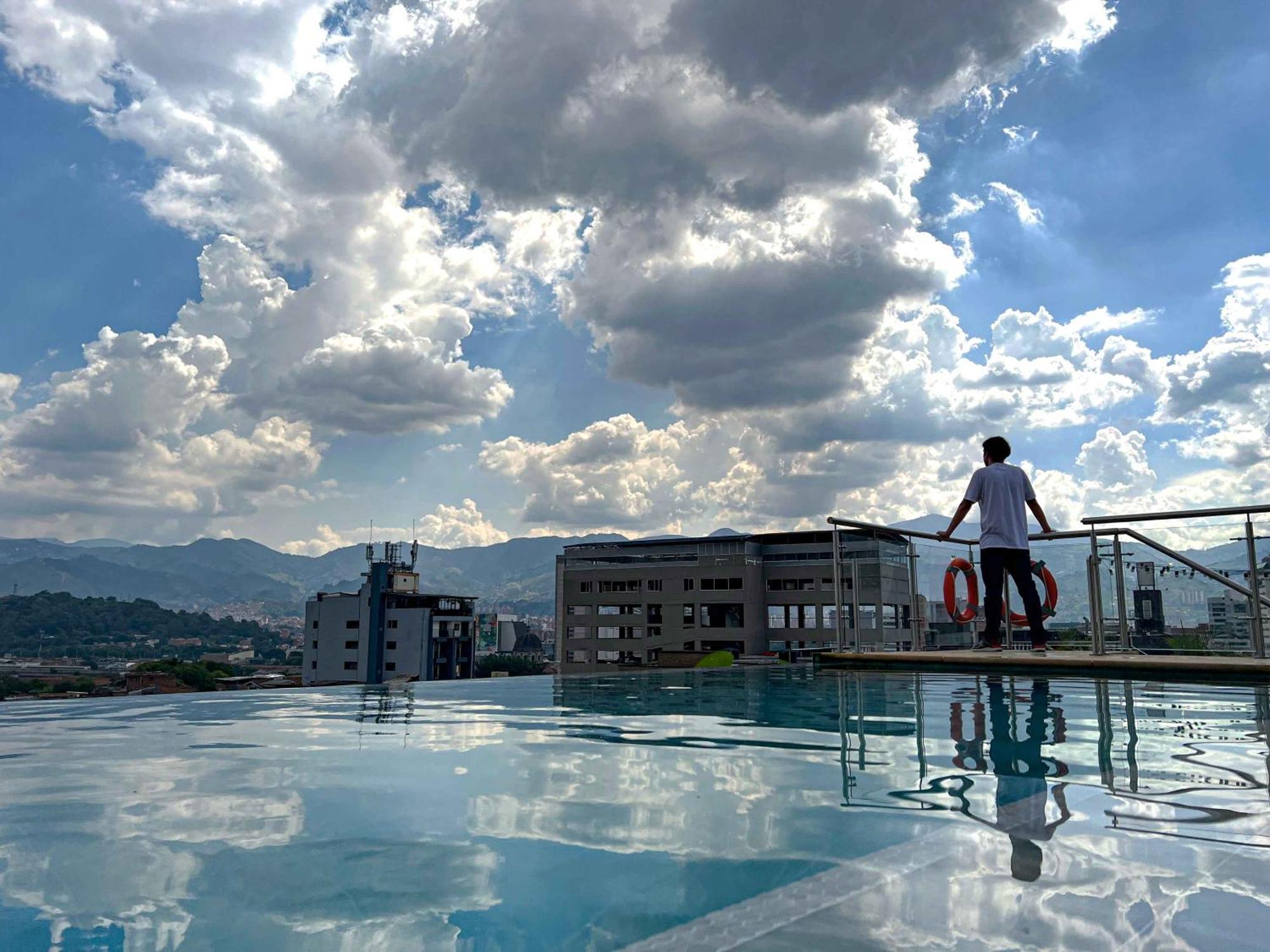 Apartahotel Medellín Esterno foto